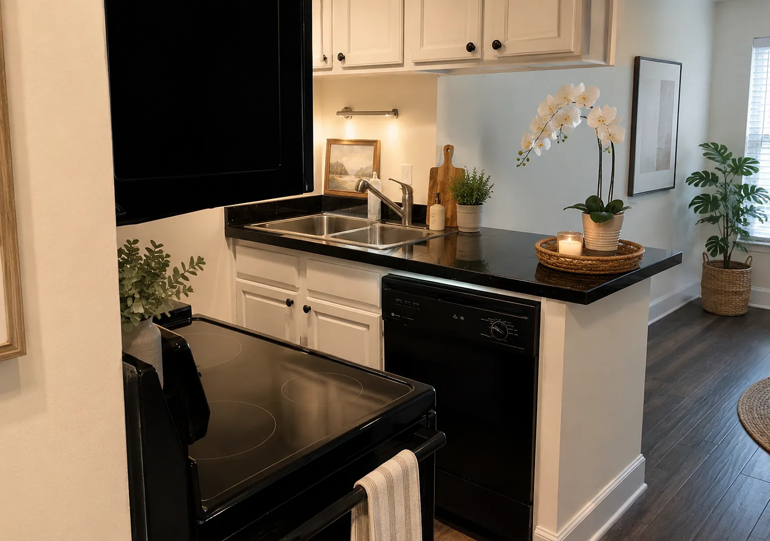 Beautiful Remodeled First-Floor Pool View Condo in Winter Park — Photo 4