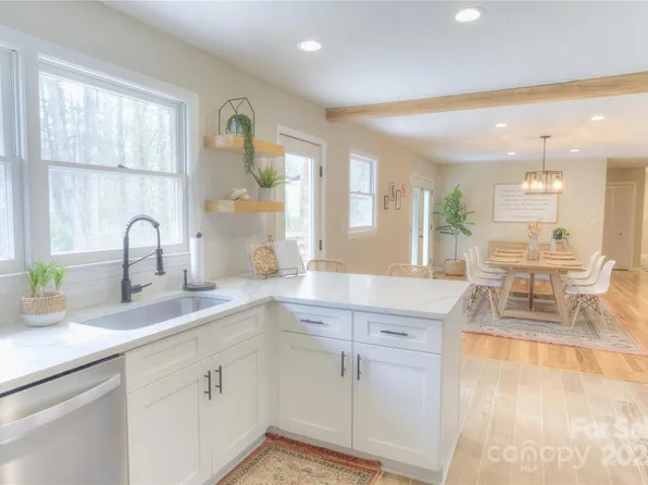146 E Laurel Ln, Etowah, NC 28729