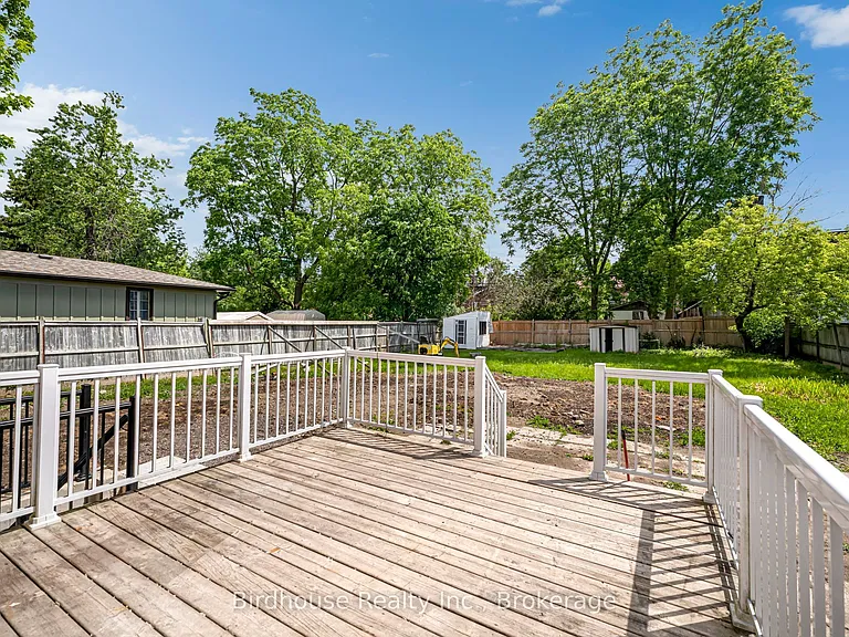 108 Lindsay St S — Photo 4
