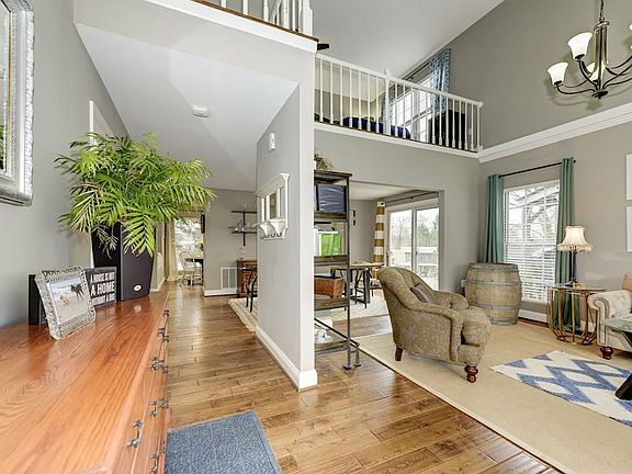 Stunning entry w/vaulted ceilings