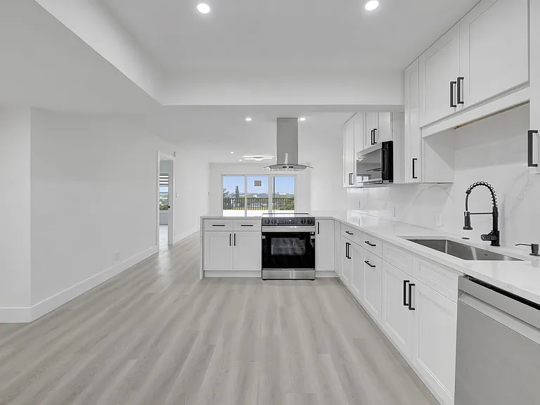 3050 N Palm Aire Dr #704 — Photo 6