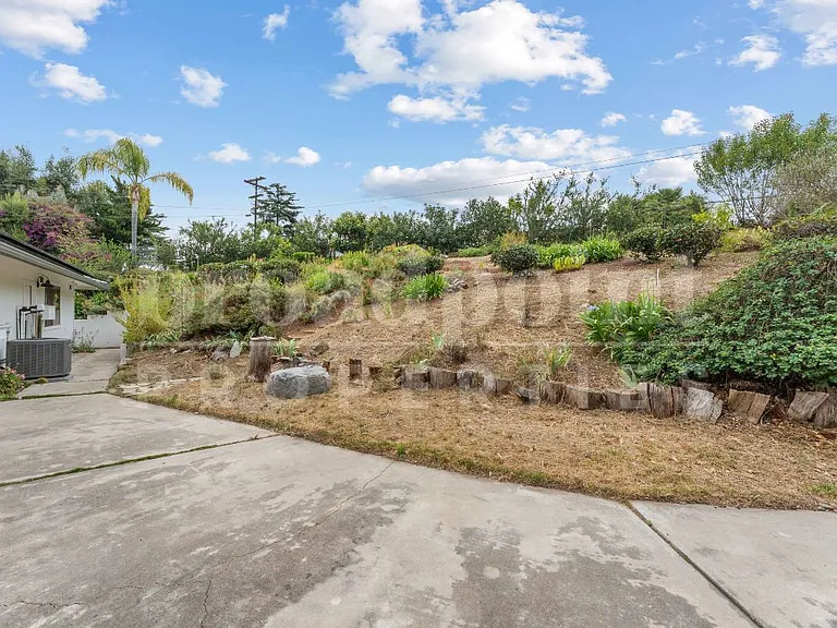 2113 Sleepy Hollow Rd — Photo 33