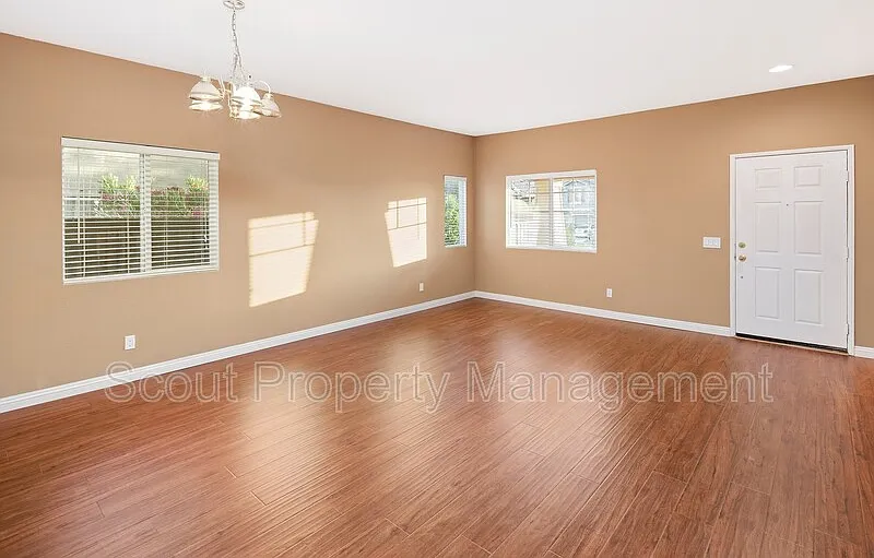 4 bed, 2.5 bath, 2648 sqft, $3,295 — Photo 4