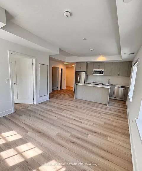 8 Manor Rd W #204 — Photo 6
