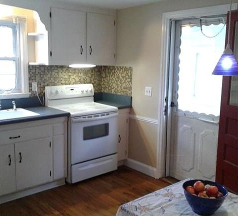 The kitchen has hardwood fl...