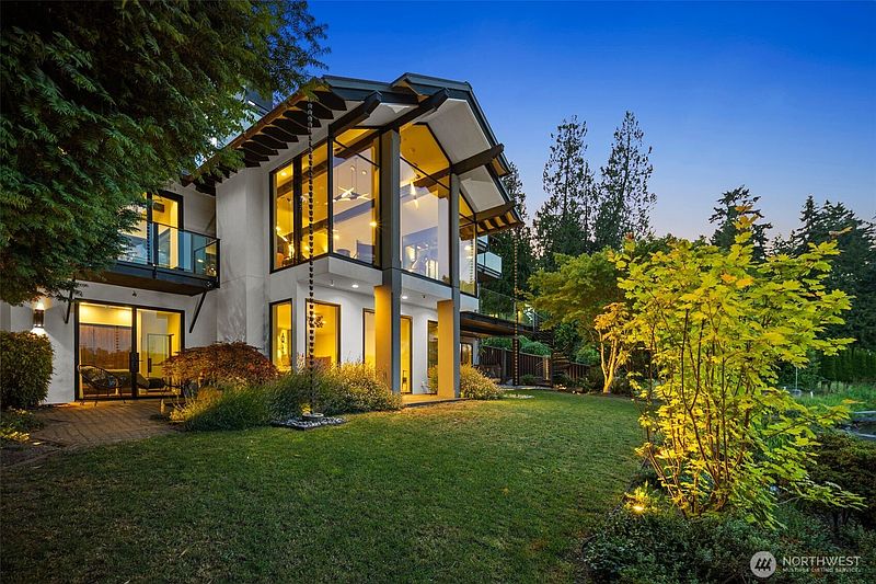 3rd image of 4014 E Mercer Way