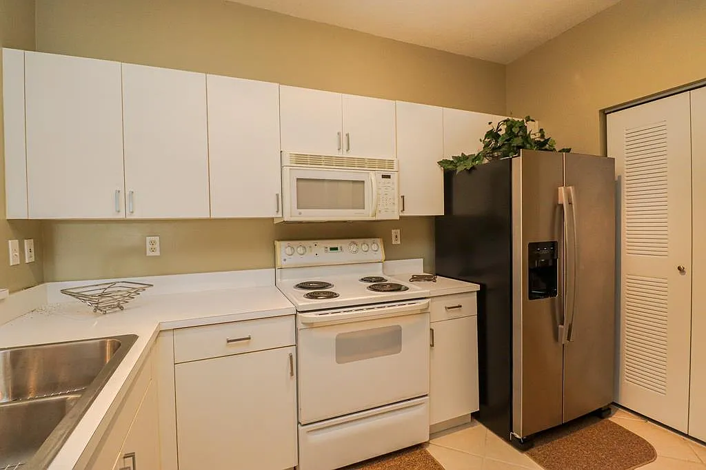 3 bed, 1050 sqft, $1,800 — Photo 3