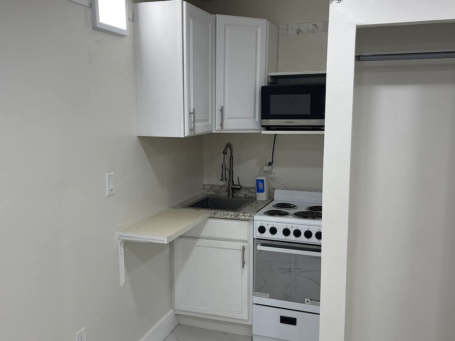 Studio, 300 sqft, $995 — Photo 3