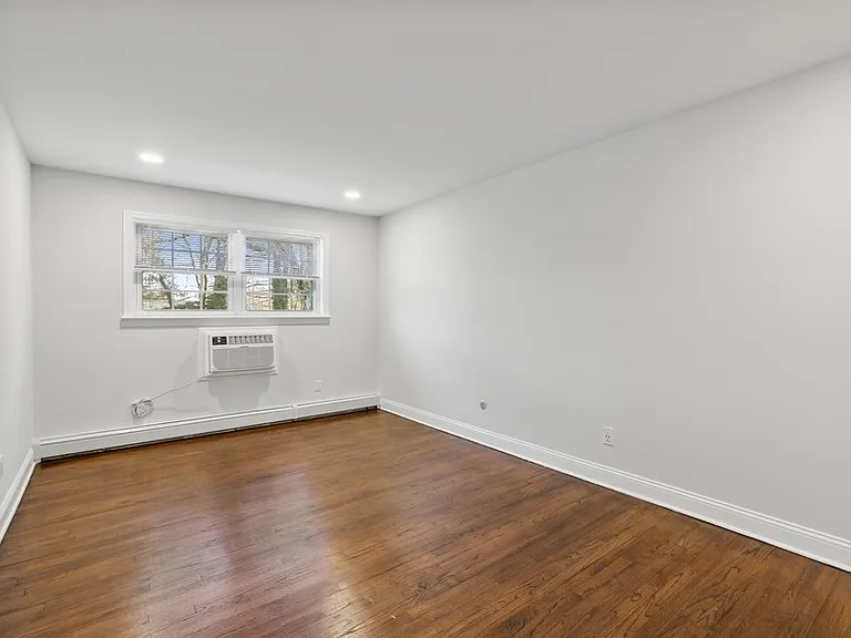 Riverview Terrace Apartments — Photo 9