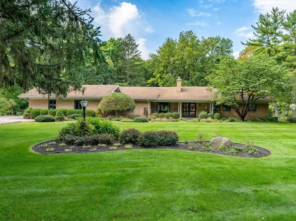 52655 Brooktrails Dr, South Bend, IN 46637