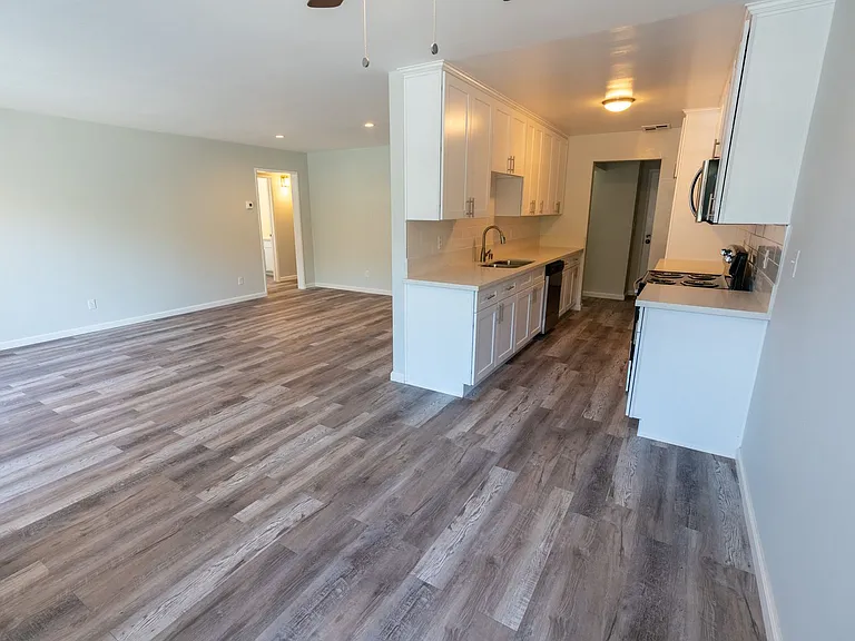 1635 North Martel Avenue — Photo 9