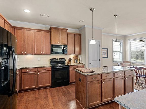 5th image of 215 Marehaven Ct