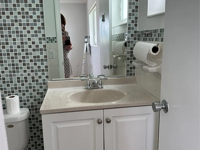 2415 Lincoln St #307 — Photo 6