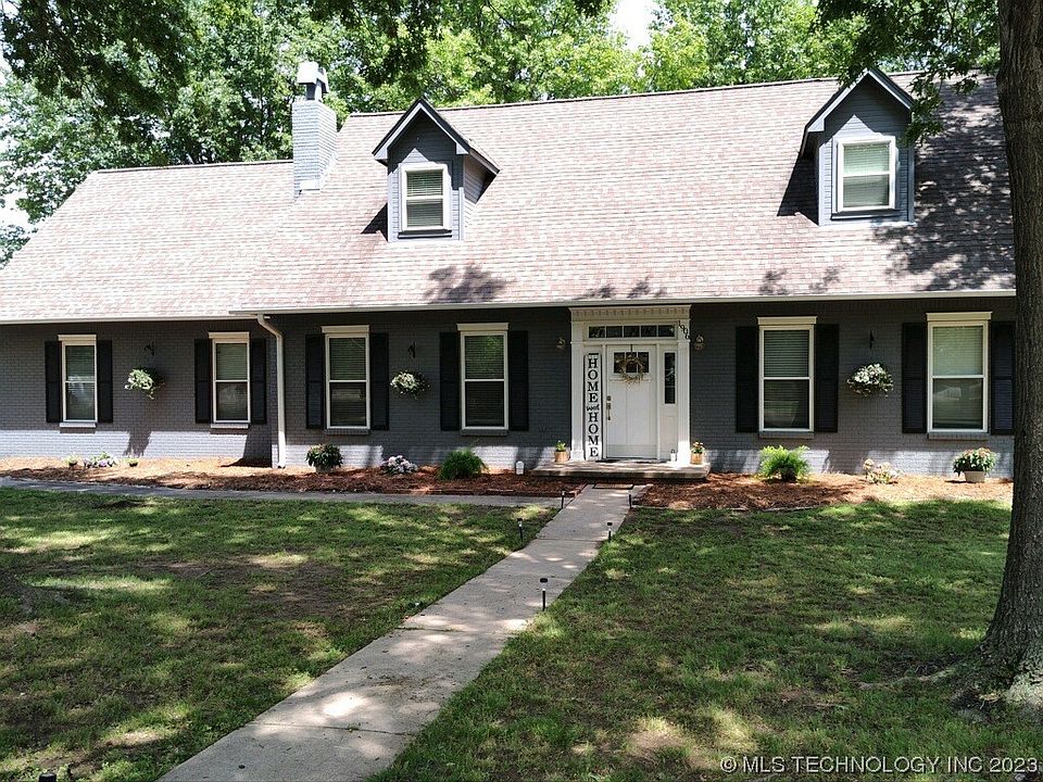 1st image of 1906 NE Oakridge Dr