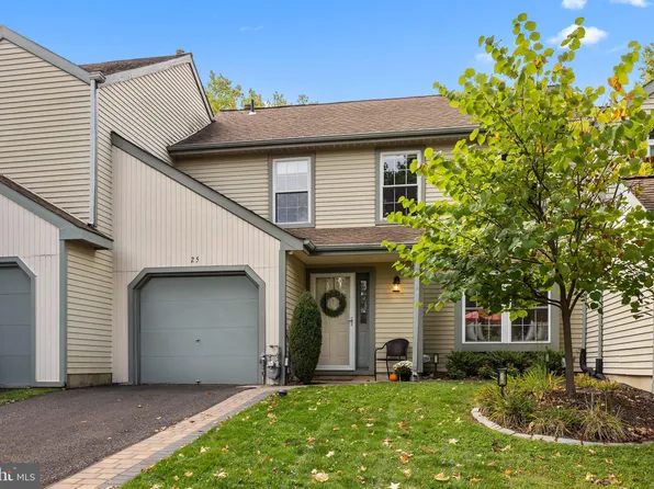 25 Laurel Cir, Newtown, PA 18940