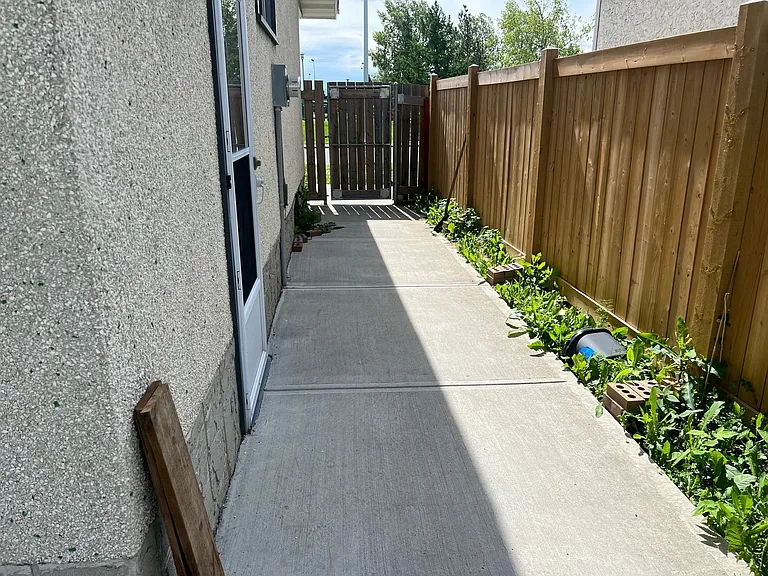 1253 Lakewood Rd N — Photo 4