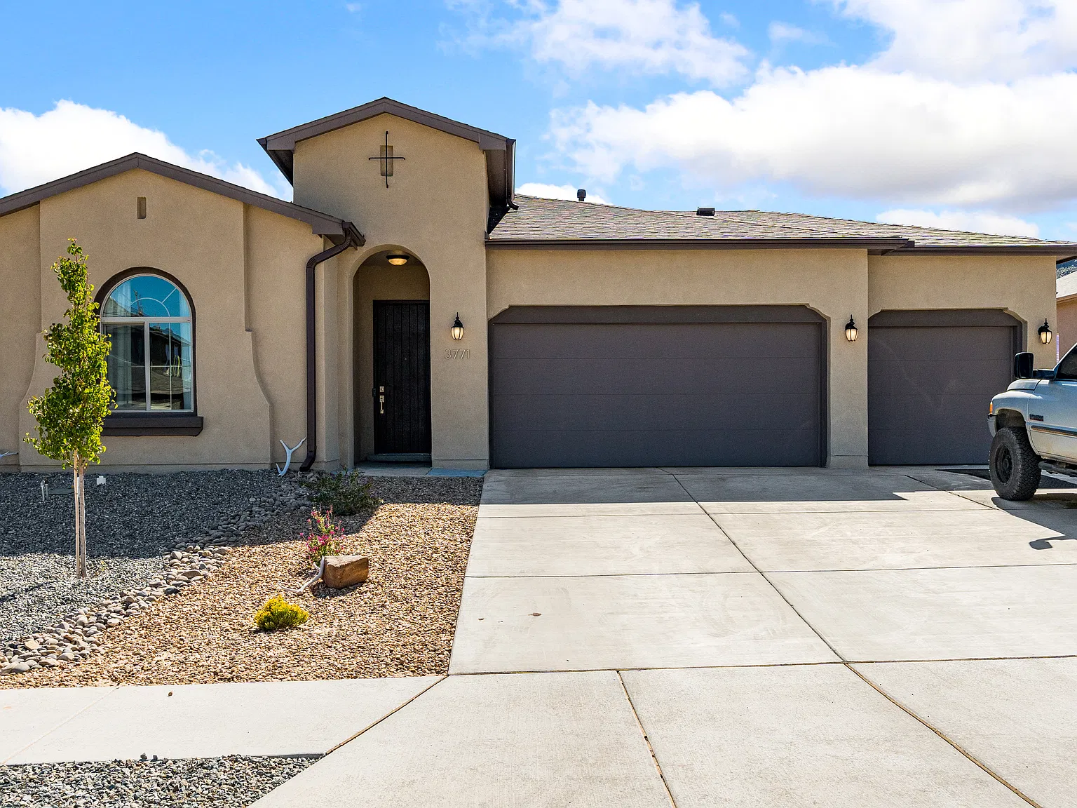 4 bed, 2127 sqft, $2,995 — Photo 3