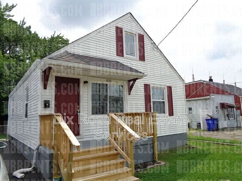 3 bed, 1.0 bath, 1075 sqft, $1,450 — Photo 3