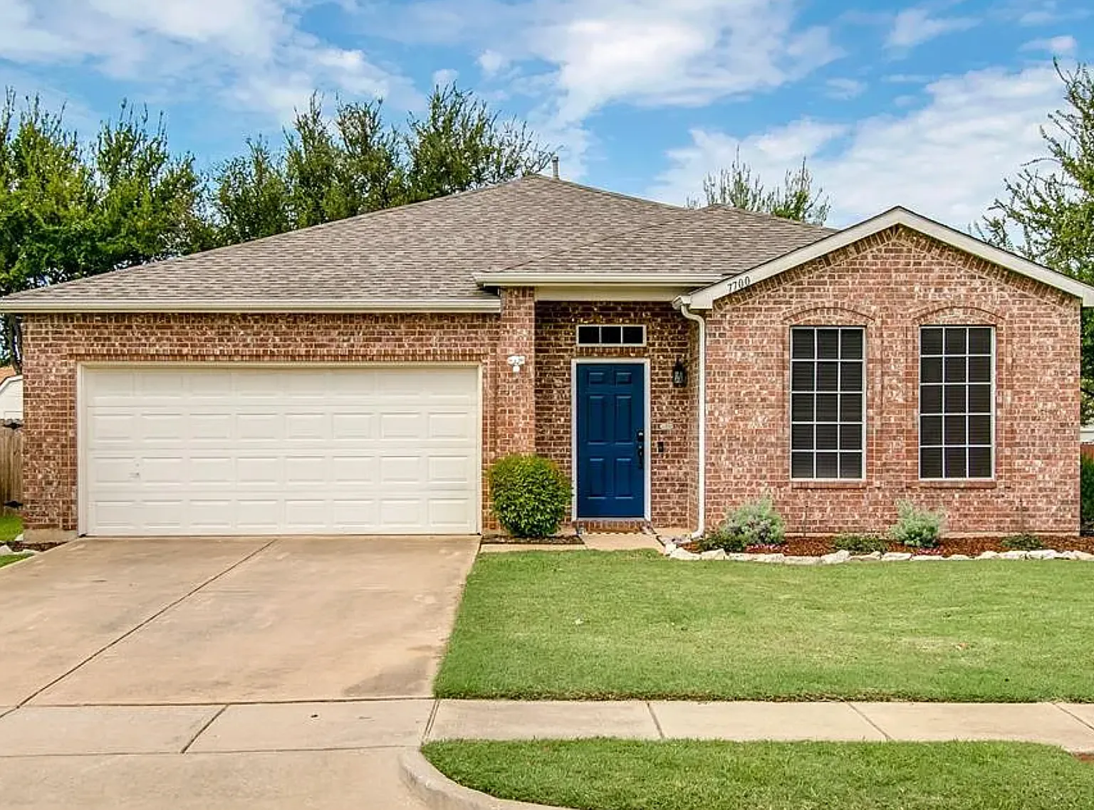 3 bed, 2136 sqft, $2,200 — Photo 1