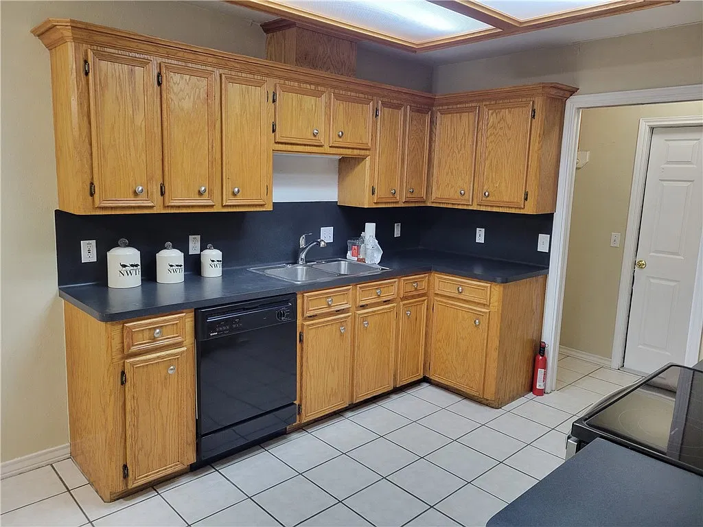 3 bed, 2.0 bath, 1529 sqft, $1,900 — Photo 4