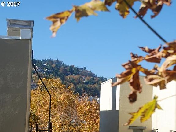 West Hills views!! Top floor unit