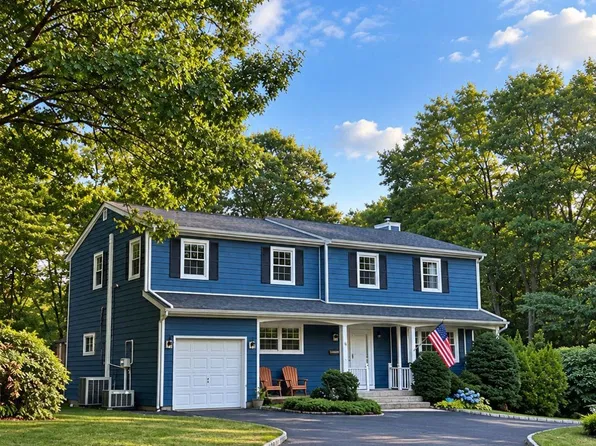 10 Vega Dr, Shoreham, NY 11786