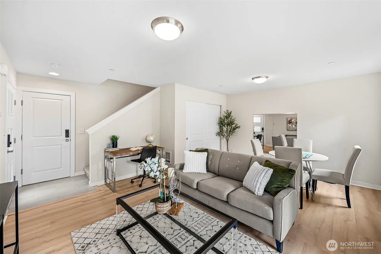 3 bed, 2.5 bath, 1971 sqft, $3,090 — Photo 4
