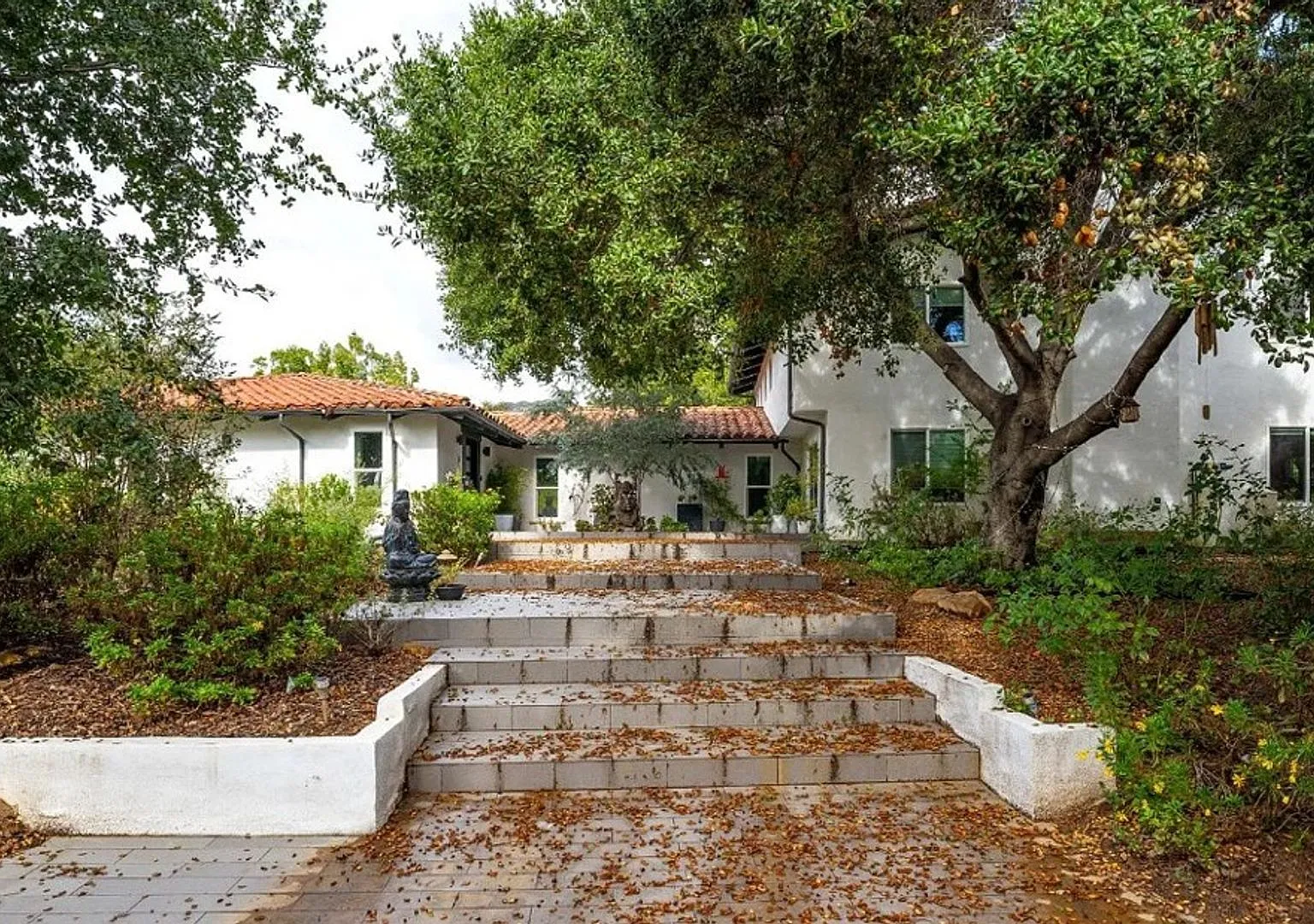 Large Ojai Home with Pool on Foothill Lane — Photo 1
