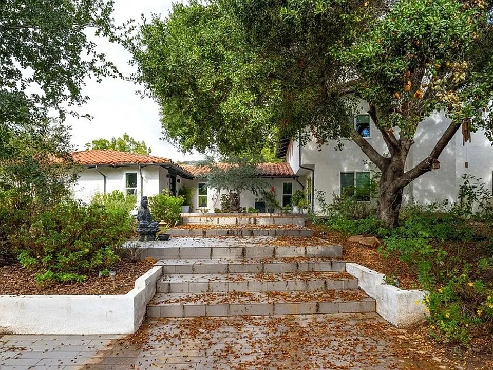 820 Foothill Ln