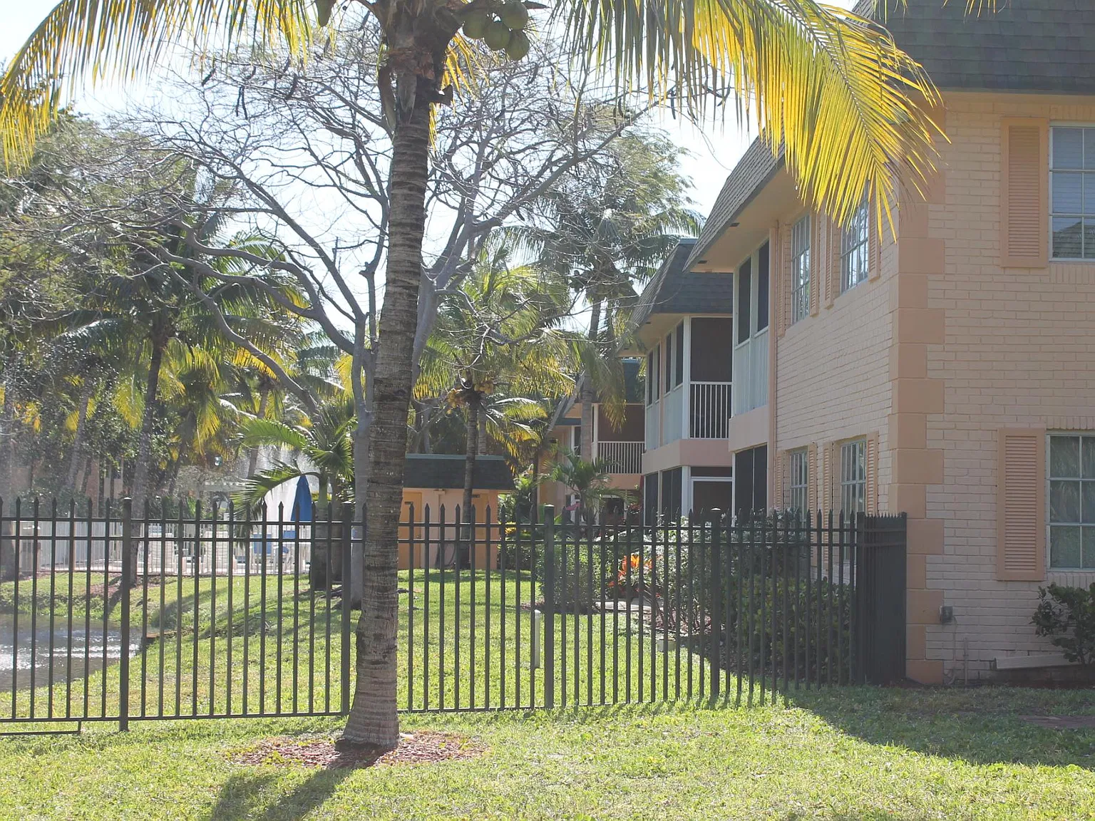 2 bed, 950 sqft, $2,200 — Photo 2