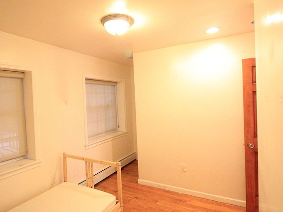 4th image of 425 Throop Ave #1