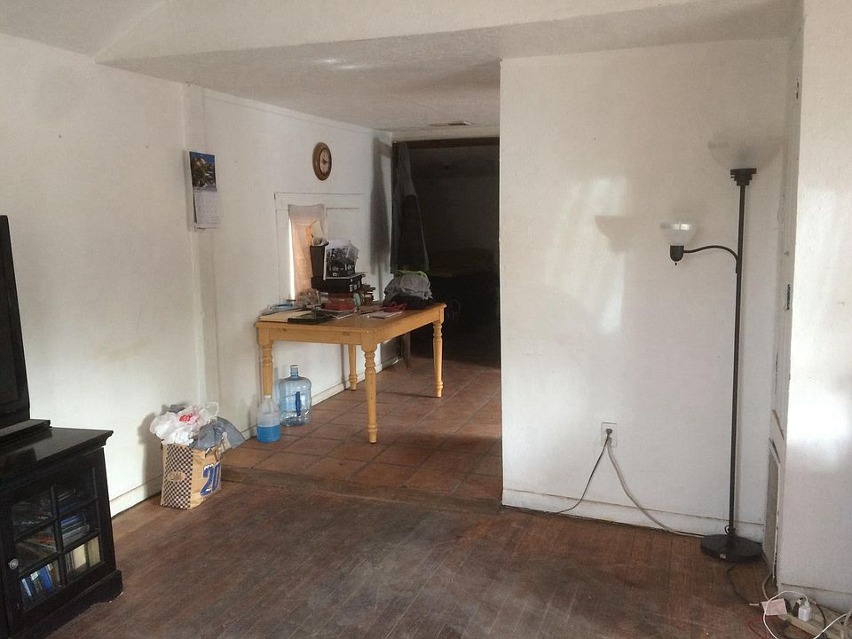 Hard wood satillo floors, vaulted living room, open floor pl