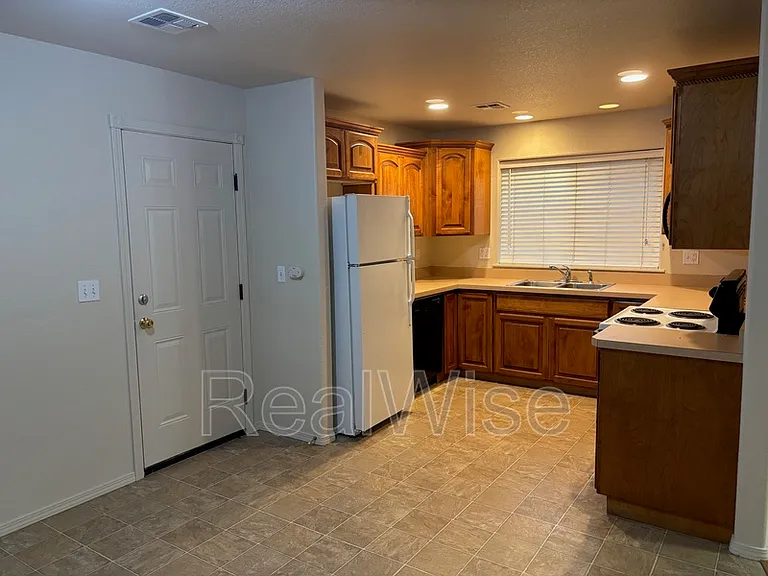 175 Barron Ct — Photo 2