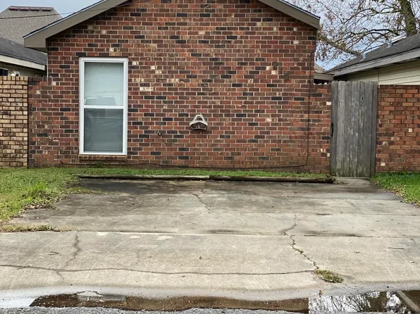 212 Briarcliff Dr, Youngsville, LA 70592