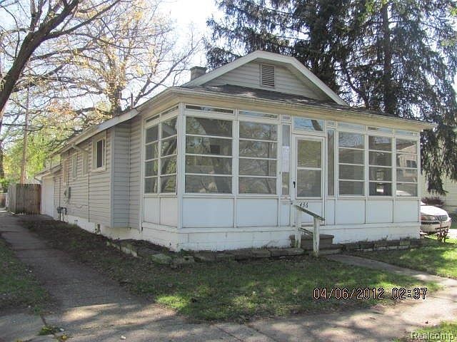 Front view w/enclosed porch