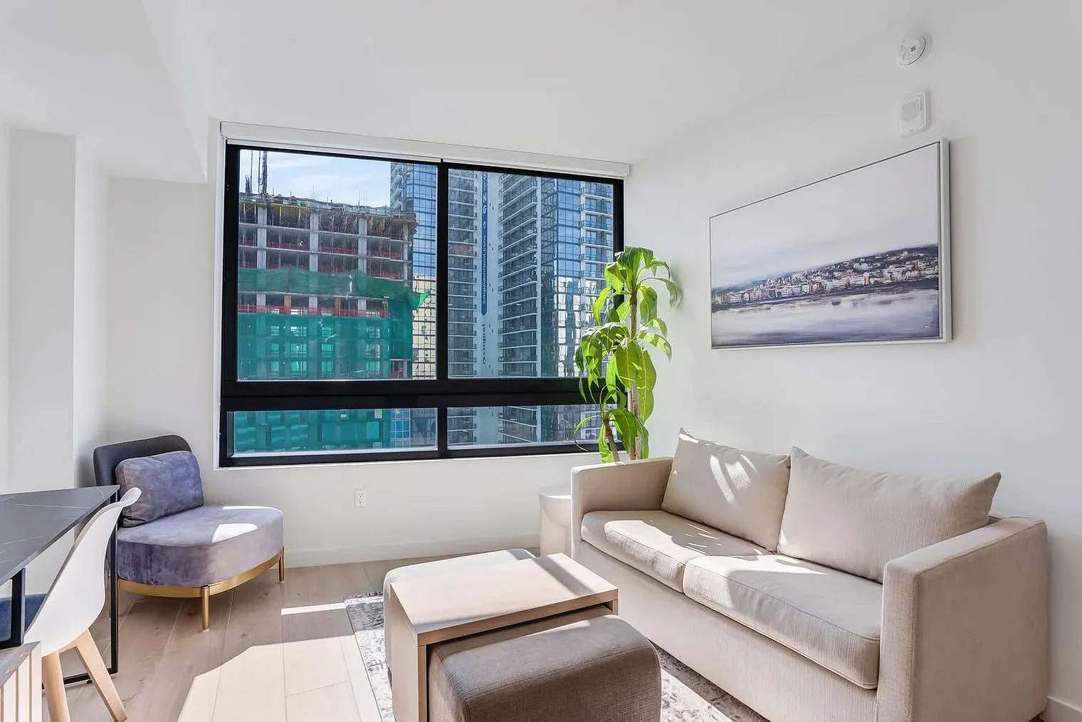 1 bed, 1.0 bath, 602 sqft, $3,196 — Photo 2