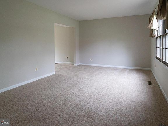 5th image of 21665 Cambria St