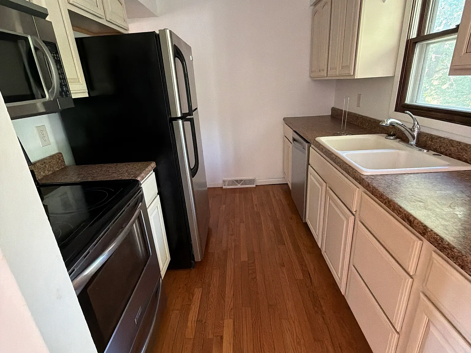 4 bed, 1644 sqft, $2,100 — Photo 4