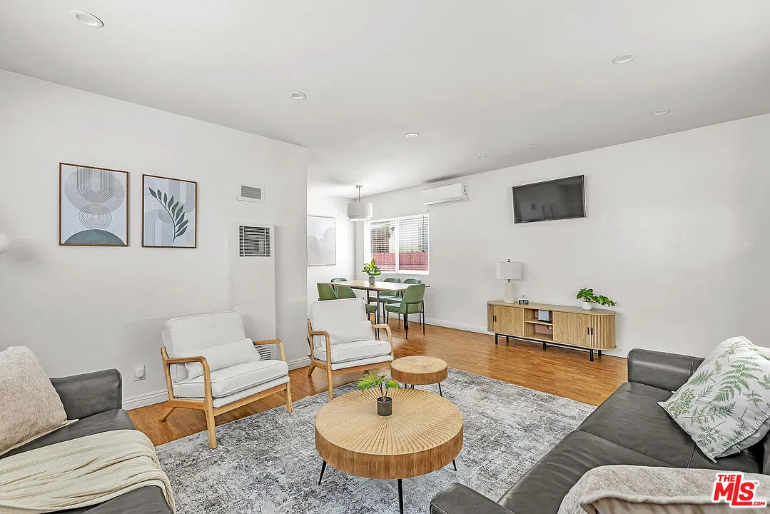 3 bed, 2.0 bath, 1083 sqft, $4,600 — Photo 3