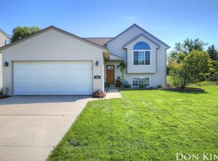 260 Prairie Run Dr, Cedar Springs, MI 49319