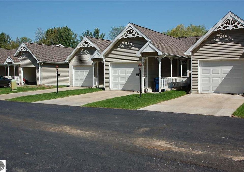 1st image of 391 Irons Park Dr #4
