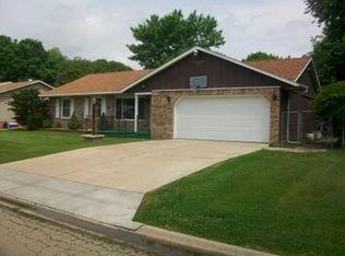 1475 E Locust St, Canton, IL 61520