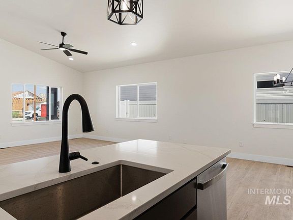 5th image of 1317 18th Ave E