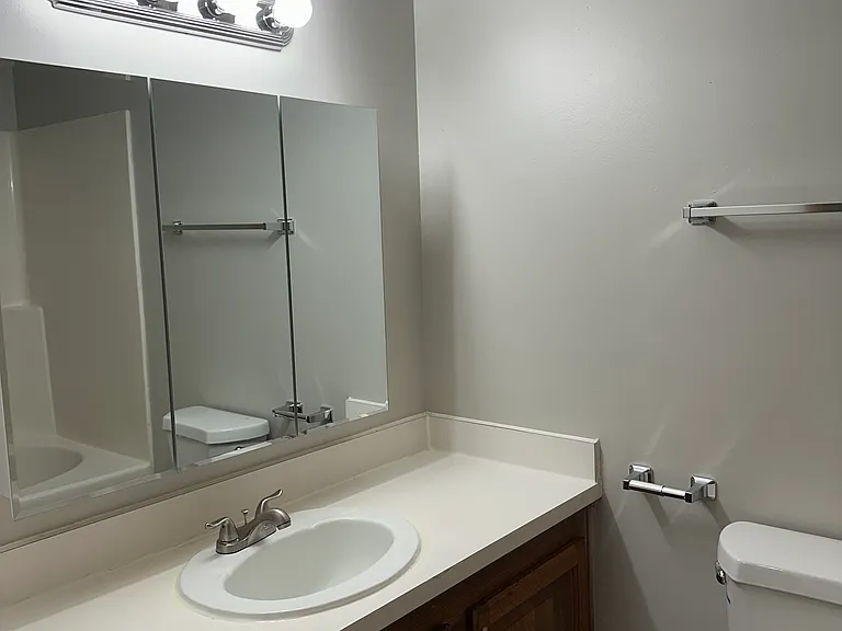2531 N Gale St — Photo 10