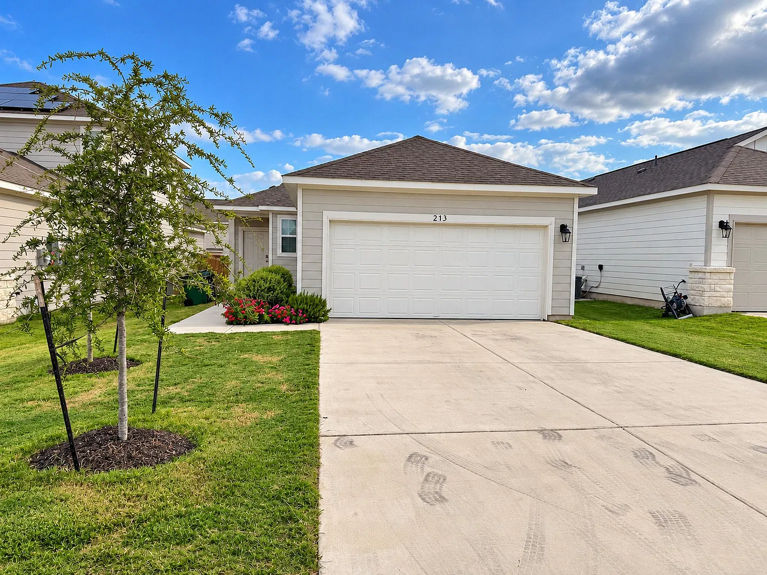 3 bed, 2.0 bath, 1299 sqft, $1,695 — Photo 2