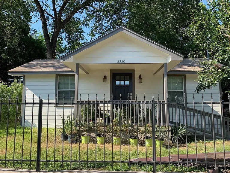 2320 Santa Rosa St — Photo 1