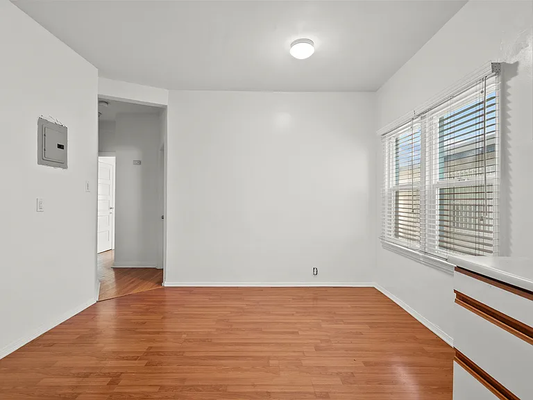 1322 S Van Ness Ave #1 — Photo 8