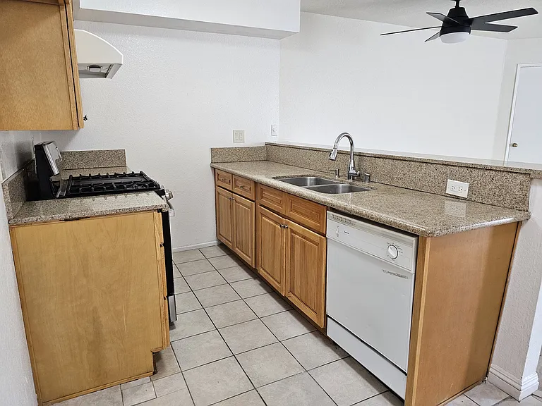 607 W Broadway #205 — Photo 8