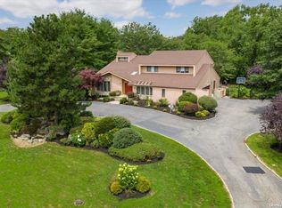 35 Carriage Ct, Syosset, NY 11791