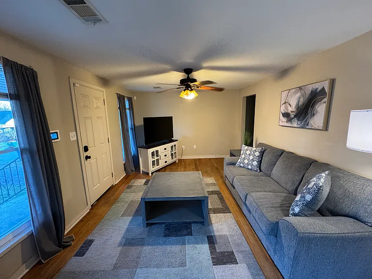 516 S Oak St — Photo 2